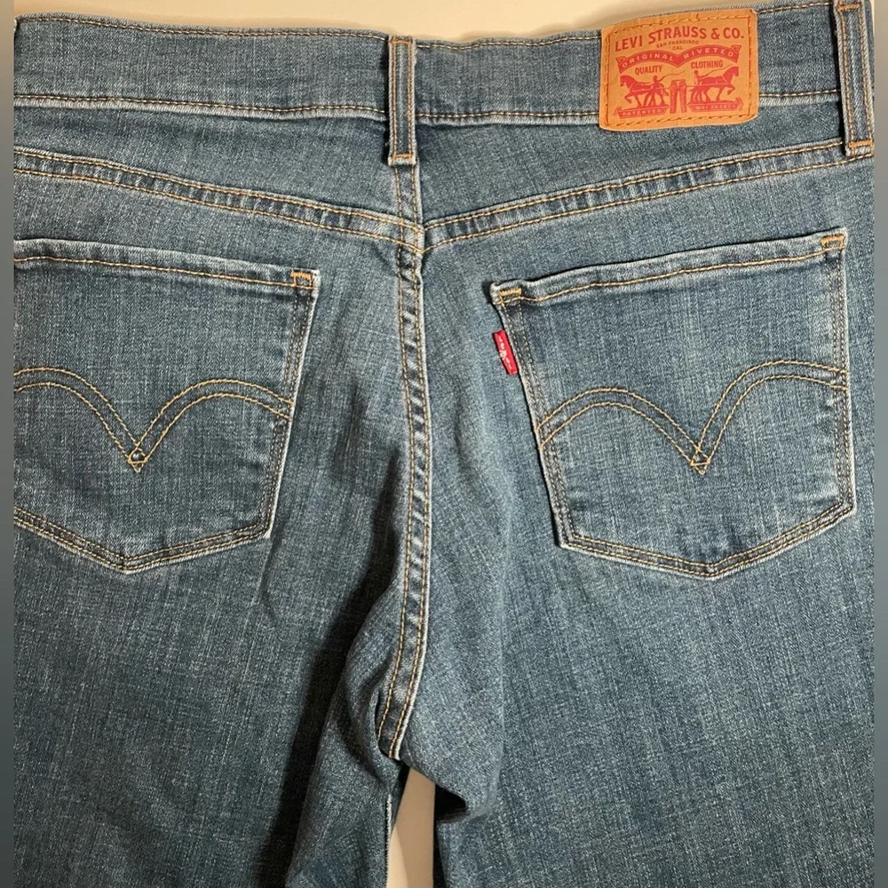 Levi's Classic Fit Women’s Jeans in Medium Wash - Picture 5 of 6